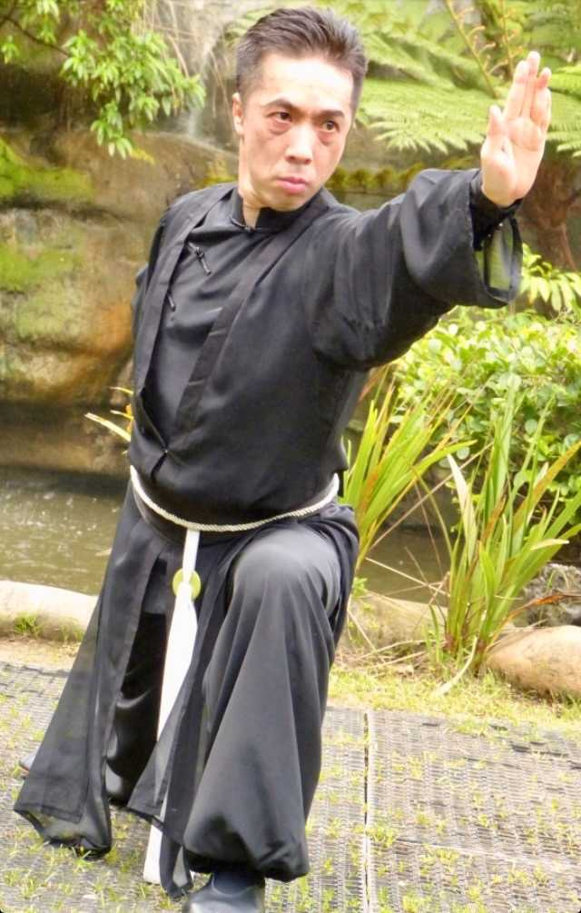 陳致遠本身雖不會下廚，卻非常欣賞餐飲界職人精神。圖為他學習氣功專注神情。（圖／誼遠控股提供）