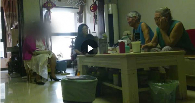 兒媳婦（左側白裙者）對公婆下逐客令，要求老兩口15天內搬家。（圖／翻攝自微博／小莉幫忙）