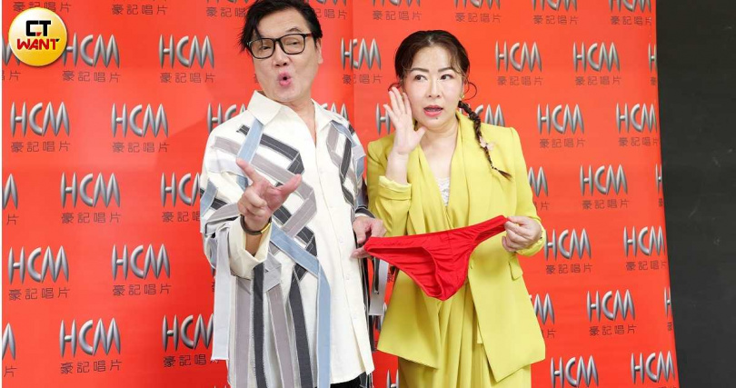 七郎（左）推出新專輯，同門張秀卿（右）現身送上紅色小內褲祝賀。（圖／焦正德攝）