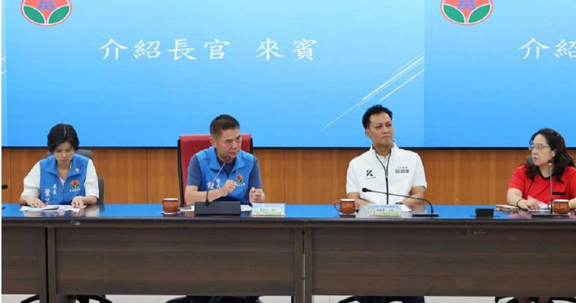 苗栗縣政府30日邀請考生及家長齊聚縣府，協助考生選填志願作業，苗栗縣長鍾東錦及立委邱鎮軍都到場替學生加油打氣。（圖／中時記者謝明俊攝）