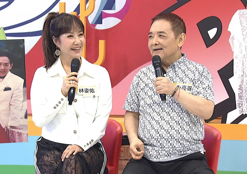 小亮哥（右）當年提親遭岳父趕出家門。（圖／中天提供）