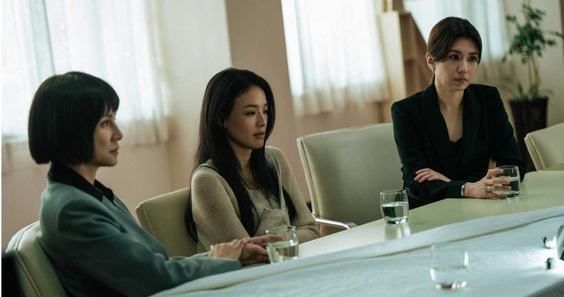 賈靜雯既是冷靜的律師,也是受害者家屬。(圖/Netflix提供)