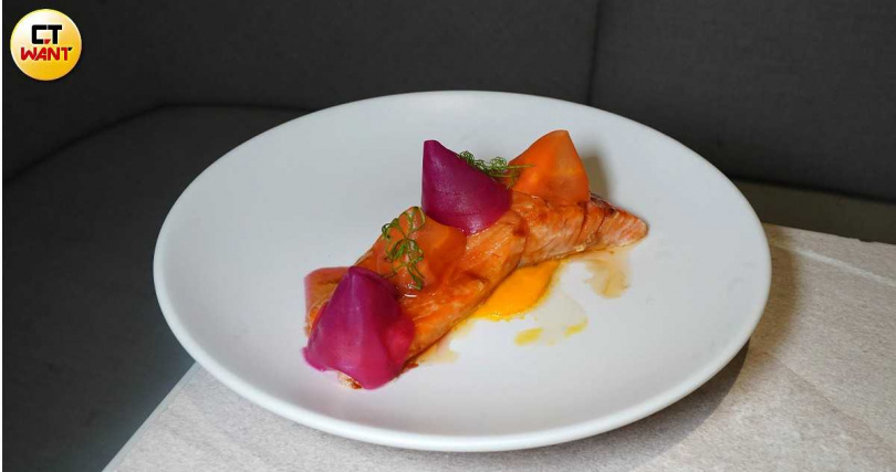 搭配醃甜菜與防風根的「煙燻嫩煎鮮魚」。（520元，圖／魏妤靜攝）