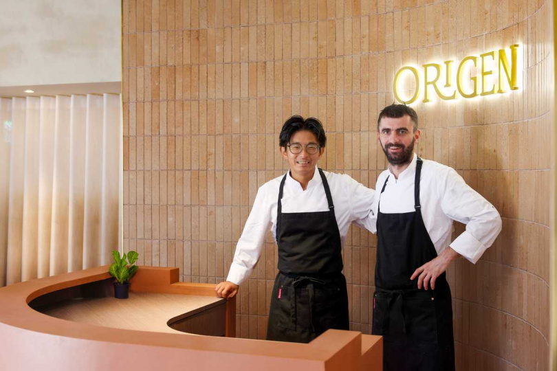 ORIGEN外籍主廚Ioan Adrian Benec（右）、台灣主廚施哲文雙主廚共同腦力激盪發想菜色。（圖／ORIGEN提供）