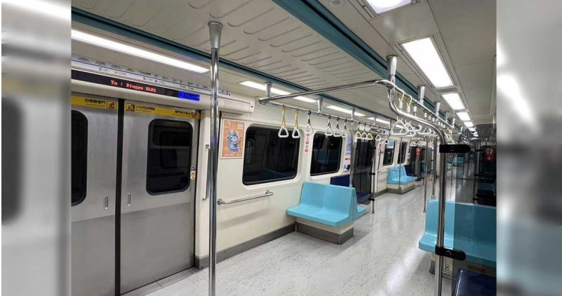 台北捷運18日調度2車次由江子翠發車，卻造成原發車的新埔、板橋兩站民眾排隊時間更長。北捷表示，自20日起將板南線尖峰列車，安排4部空間優化，讓更多民眾可順利搭乘。（圖／北捷提供／中國時報記者徐佑昇台北傳真）