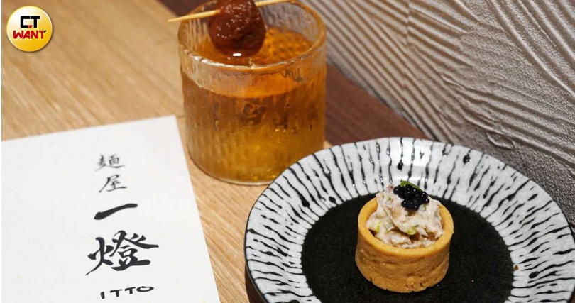 「梅酒氣泡」（後）香甜開胃、「香草花蟹塔  煙燻魚子醬」甜脆鹹鮮。（圖／魏妤靜攝）