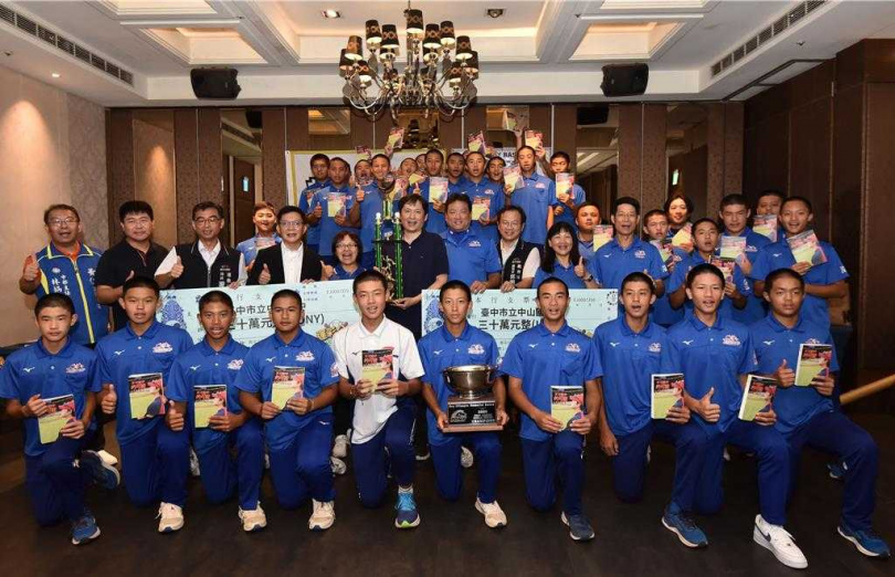 台中市青少棒小將勇奪LLB、PONY雙料冠軍，運彩公會理事長何昱奇29日頒發60萬獎金勉勵選手，教育部次長張廖萬堅出席一起勉勵選手。（圖／中國時報陳淑娥攝）