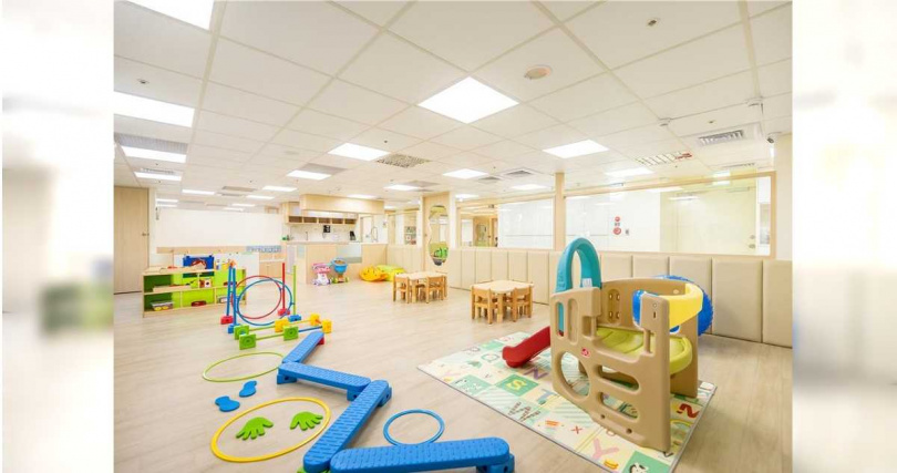 「全家托嬰中心」其以溫馨童趣為設計風格,共規劃3間分齡教室、專屬遊戲區,大面積採光。(圖/全家提供/中國時報記者朱世凱台北傳真)