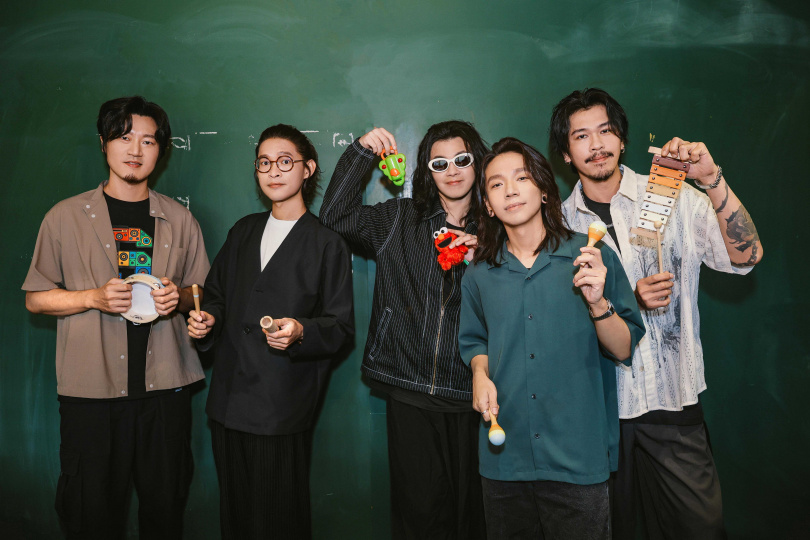 麋先生推出送給以諾女兒的〈散散步〉。(圖/相信音樂提供)