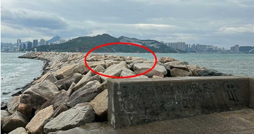 甄姓男子一家觀浪落水的地點。（圖／翻攝香港01）