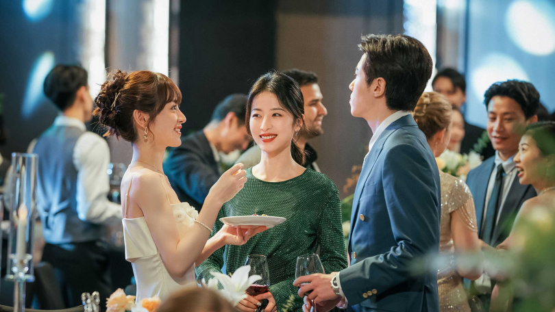 田曦薇（左）與周雨彤（中）《半熟男女》大玩「換乘戀愛」。（圖／中天娛樂台）