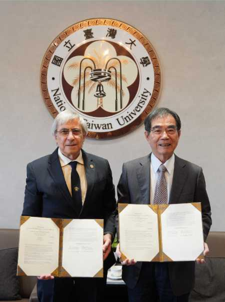 宋恭源先生與國際純化學和應用化學聯合會（IUPAC）會長Keinan教授合影。（圖／引自IUPAC）