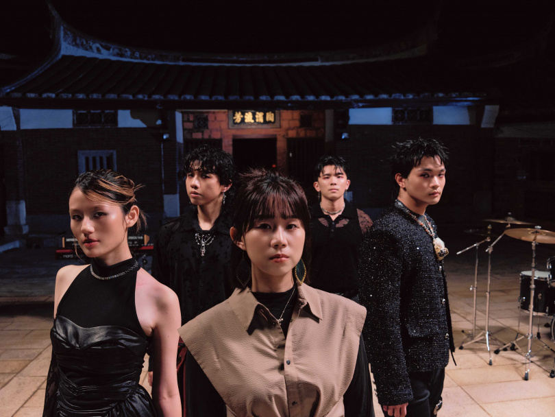 美秀集團以深刻人鬼戀情創作歌曲〈紙花〉。（圖／美秀集團提供）