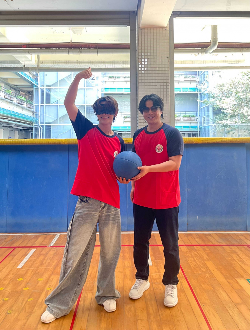 蕭煌奇與炎亞綸玩起「門球」。(圖/大浪娛樂提供)