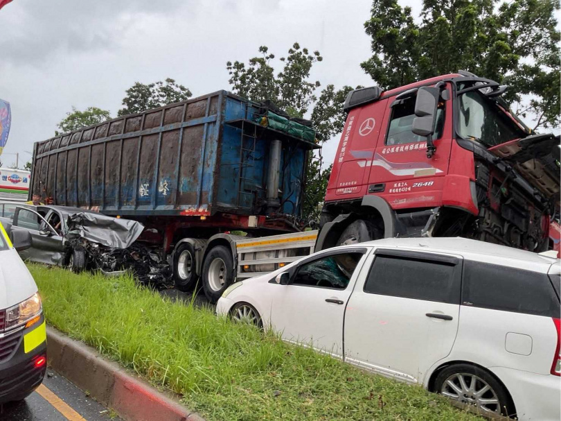 台9線花蓮縣新城鄉花蓮機場附近道路28日上午發生一起車禍事故。(圖/翻攝自記者爆料網)