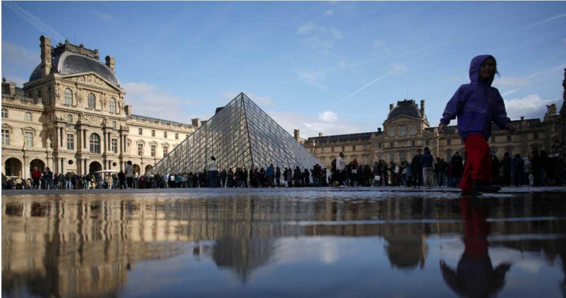 遭竊文物為法國王室珠寶,價值難以估量,目前仍未尋回。