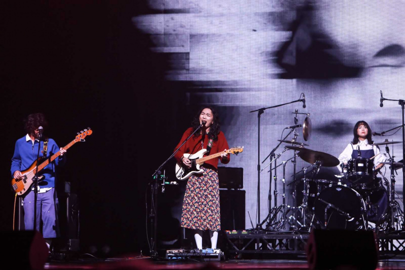 百合花主唱奕碩男扮女裝。(圖/讀者提供)