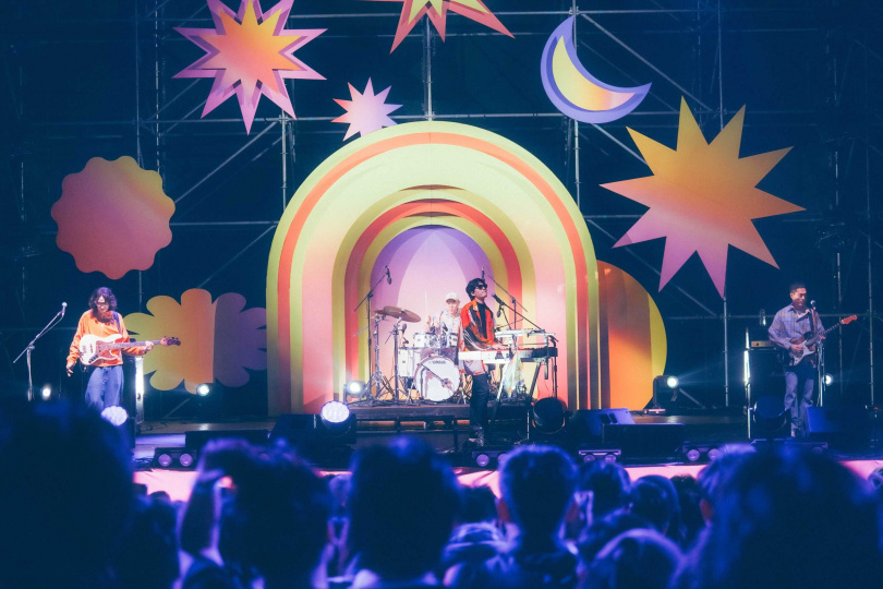 宇宙人在音樂節上首唱〈彩虹〉。(圖/相信音樂提供)
