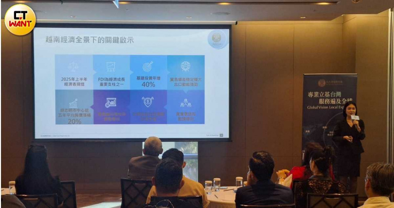 上午才剛辦完開幕記者會,和氏璧接著下午即舉辦百人越南房地產投資說明會。(圖/林榮芳攝)