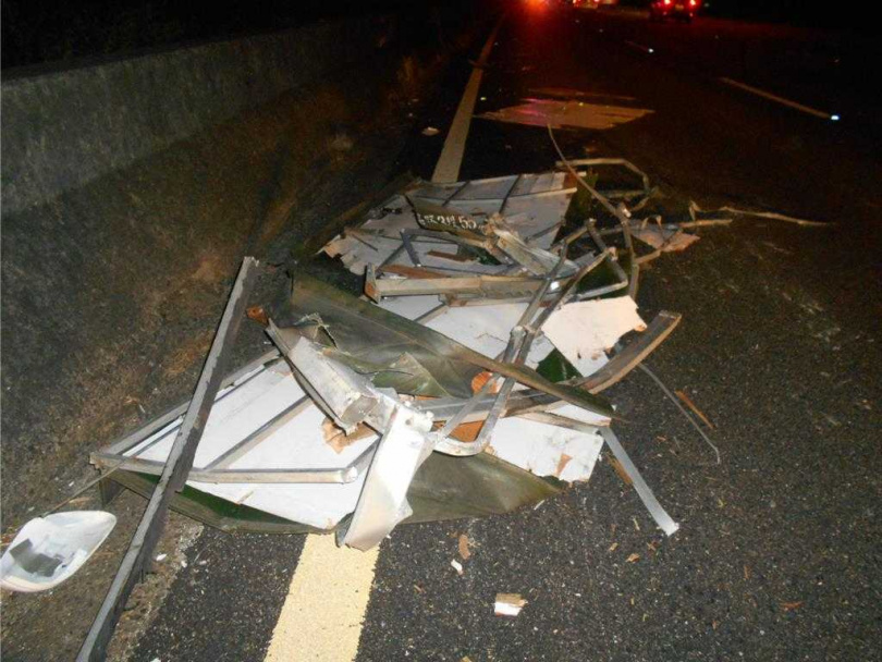 警方懷疑掉落是小貨車的蓬架，正調閱監視器以釐清釀禍車輛。（圖／翻攝畫面）