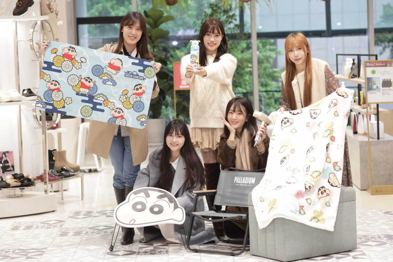 蠟筆小新獨家聯名消費禮包含保溫瓶、毛絨毯、摺疊桌、珪藻土地墊。（圖／業者提供）