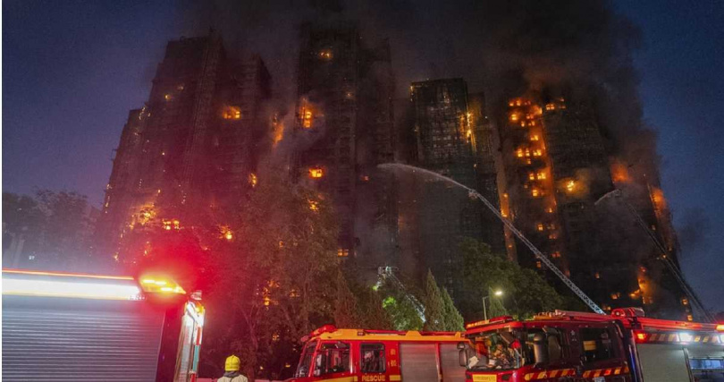 香港新界大埔區宏福苑昨（26日）發生香港回歸以來第2宗的五級火警。（圖／達志／美聯社）