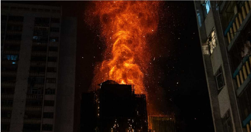 香港新界大埔區宏福苑昨（26日）發生香港回歸以來第2宗的五級火警。（圖／達志／美聯社）