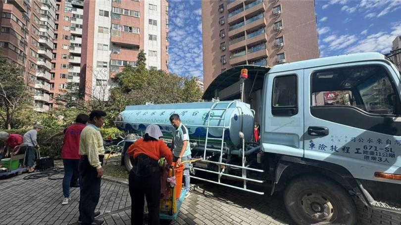 淡水居民30日一早排隊接水。（圖／報系資料照）