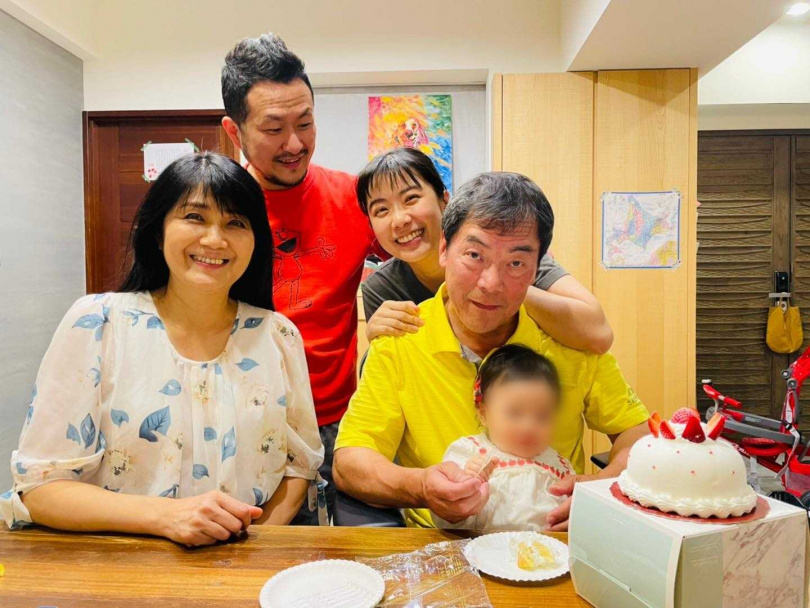 過去在周亭羽媽媽（左）還在世時，九把刀經常分享與岳父岳母相處的點滴。（圖／翻攝自九把刀臉書）