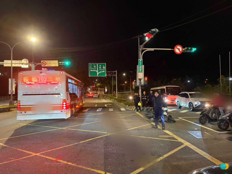 母女雙載遭大貨車撞，母親駕駛死亡。（圖／翻攝畫面）