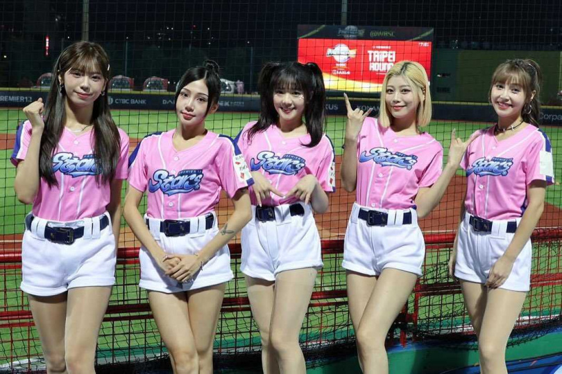 MEME由電豹女小楓、笑笑、草莓、筱緹、安汝與語萱等人組成。（圖／翻攝自MEME IG）