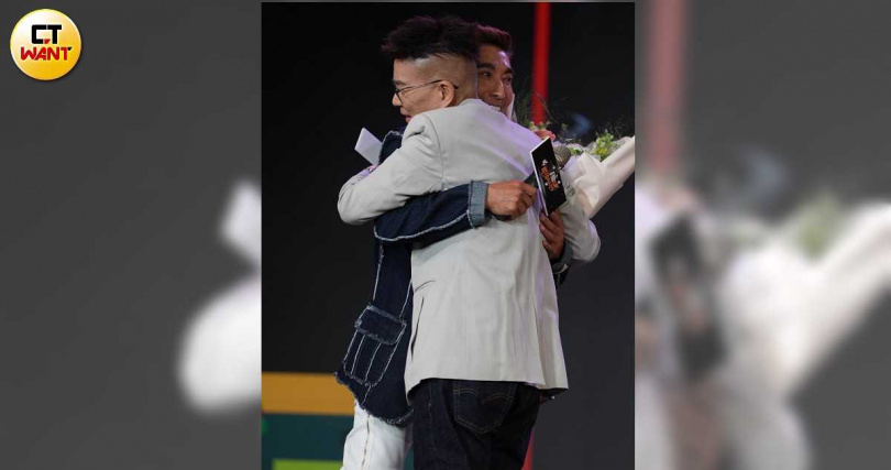 潘若迪（左）一路陪伴沈玉琳養病，兩人相擁掉男兒淚。（圖／蘇聖倫攝）