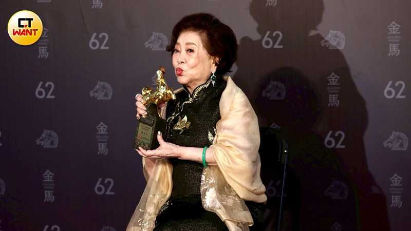陳淑芳86歲仍賣力工作提攜後進。（圖／本刊攝影組）