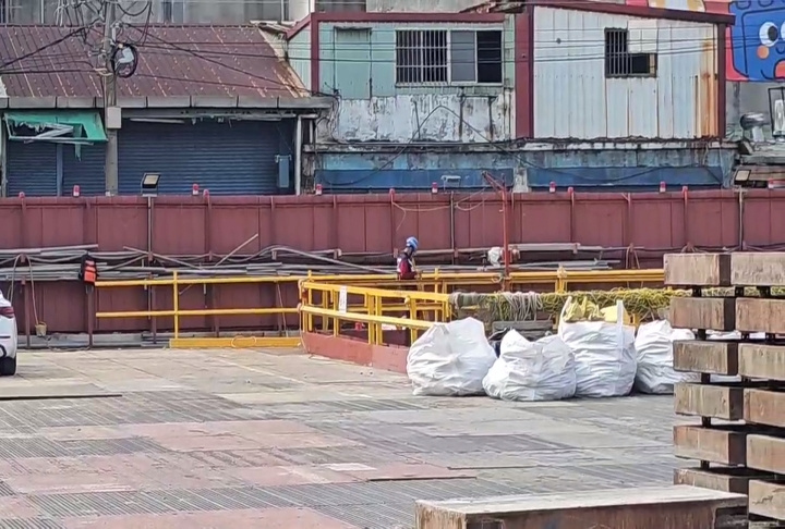 內行人解答，工人制服繡上「身分資訊」是為了在發生意外後，送院搶救時輸血方便。（示意圖／民視新聞）