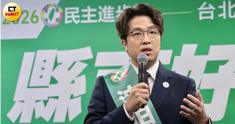 民進黨立委沈伯洋正式披掛綠袍參選台北市長。(圖/黃耀徵攝)