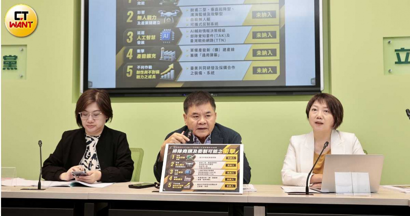 民進黨團幹事長莊瑞雄談及美方傳出恐暫停對台軍售時表示，相關情勢更凸顯台灣建立國防自主的重要性。（圖／黃耀徵攝）