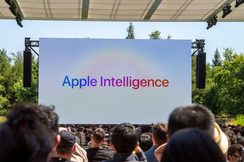 蘋果今年特別隆重推出新一代 Apple Intelligence 所驅動的「Siri AI」。(圖/美聯社影像)