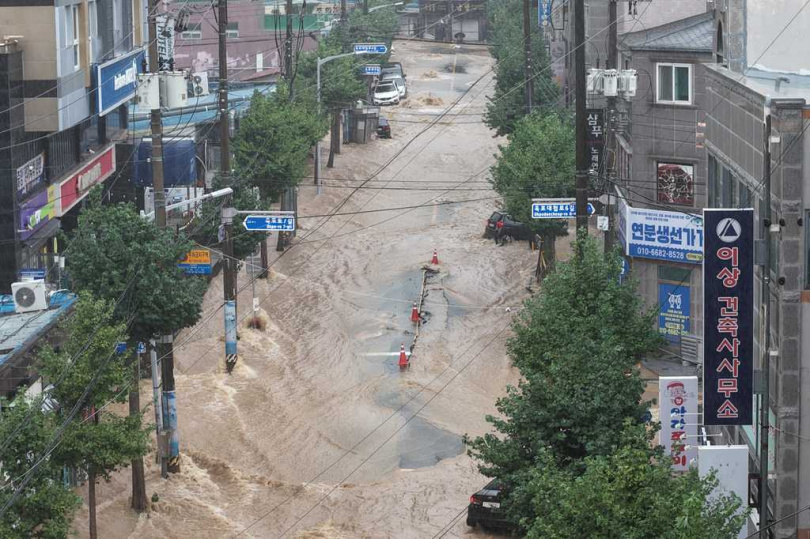 韓國南部近日遭遇極端豪雨,巨濟、統營等地災情持續擴大。(圖/達志/美聯社)
