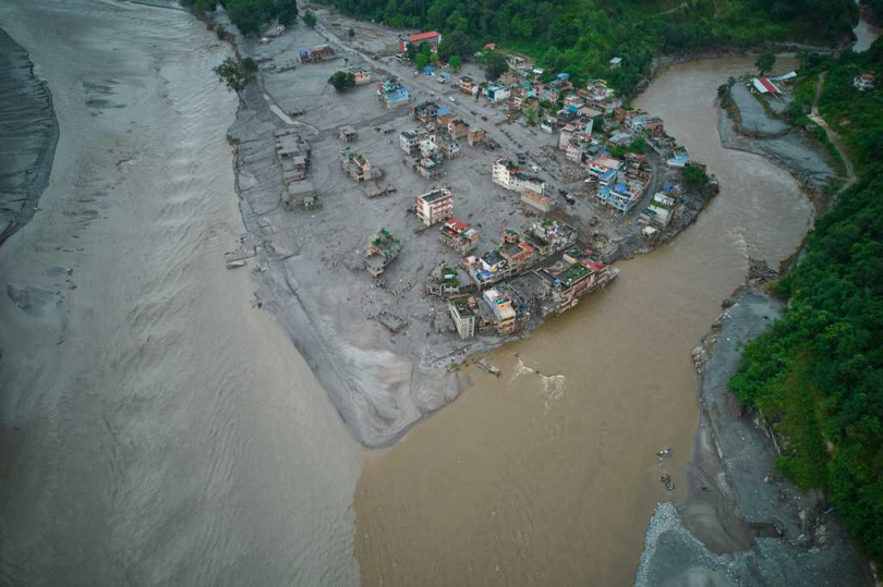 尼泊爾多座水力發電工程遭洪災重創,大批工人失聯,救難人員持續與時間競賽。