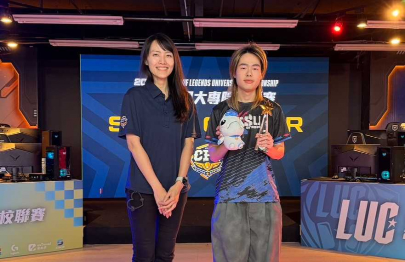 CFO領隊陳雅雯頒發「SUPER OYSTAR」特別獎,由代表正修科大出賽、現就讀陽明交大的打野選手李晨溢獲獎。(圖/中信飛牡蠣電競戰隊提供)
