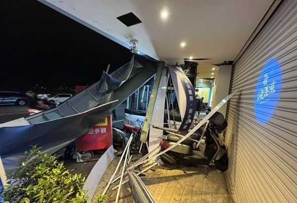 八德20小時內驚傳2起駕駛突病自撞，公車撞民宅。（ 圖／翻攝畫面）