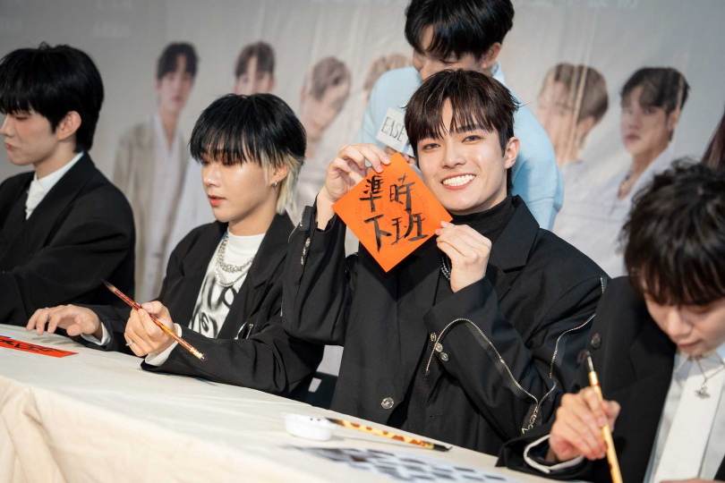 ARKis親手寫春聯送祝福。（圖／Ease香氛提供）