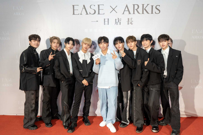 ARKis首次擔任一日店長，左起鄭彫秦、伍承慶、李東翰、李定、主持人詹仕偉、黃崇峻、Vin、禾雁凱、Alex。（圖／Ease香氛提供）