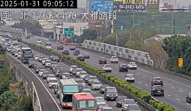 今（31）日09時03分國1北向176.7公里發生2小客車追撞事故占內側車道，導致回堵3公里。（圖／高公局提供）