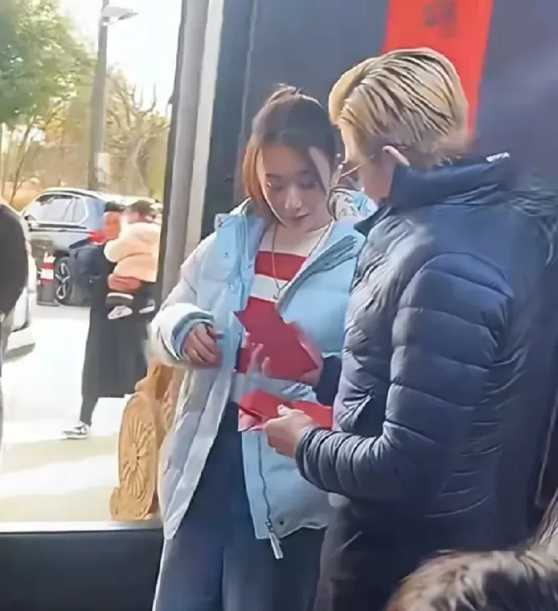 郭富城春節期間陪方媛回娘家，大方給方媛親戚朋友發紅包，連鄰居都有收到，透露紅包金額為港幣1千元（約新台幣4265元）。（圖／翻攝自微博）