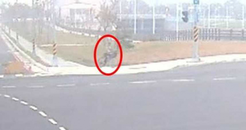 張嫌涉嫌殺害三名婦人，將被害人肢解後騎腳踏車前往前鎮港口將屍塊倒入河中。（圖／翻攝畫面）