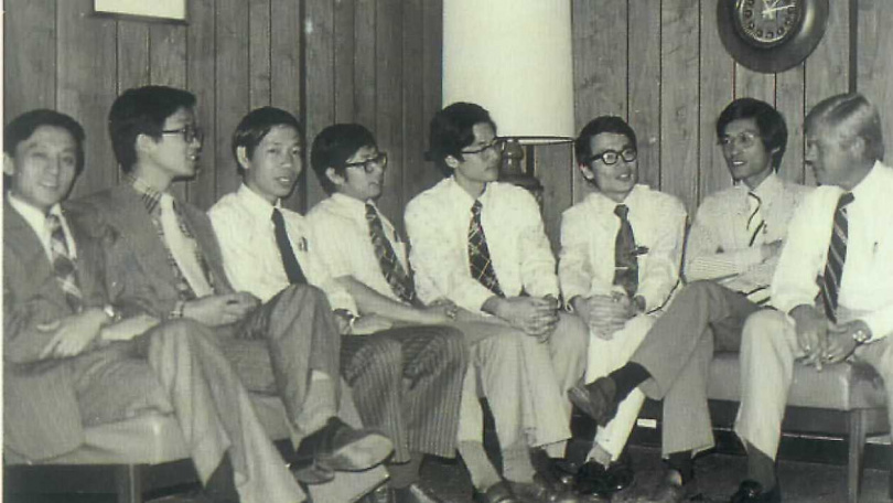 台灣第一批派往美國RCA學習半導體技術的成員,左一就是曹興誠。(圖/報系資料照)