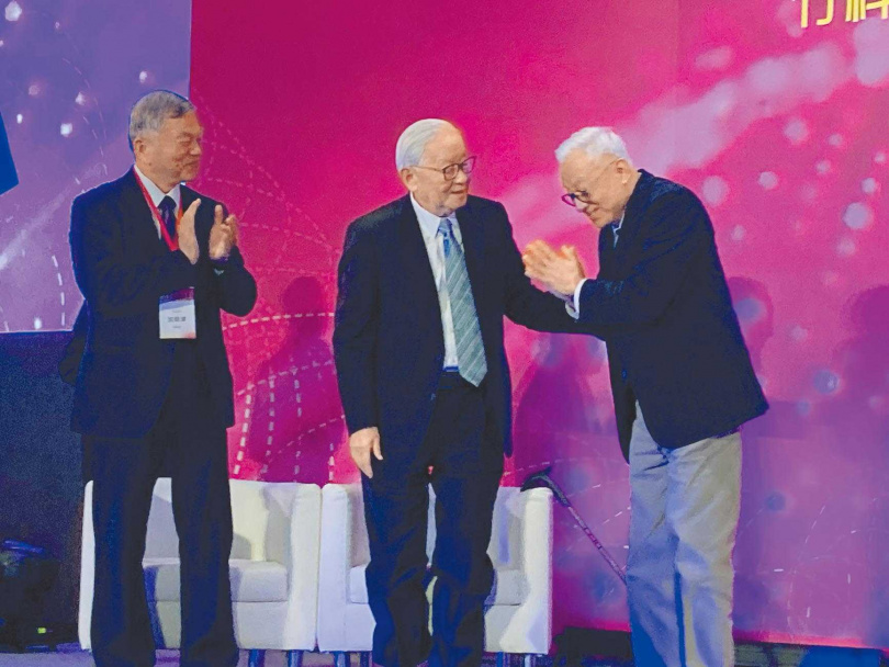 曹興誠在2020年的竹科活動上,與張忠謀握手致意。(圖/報系資料照)