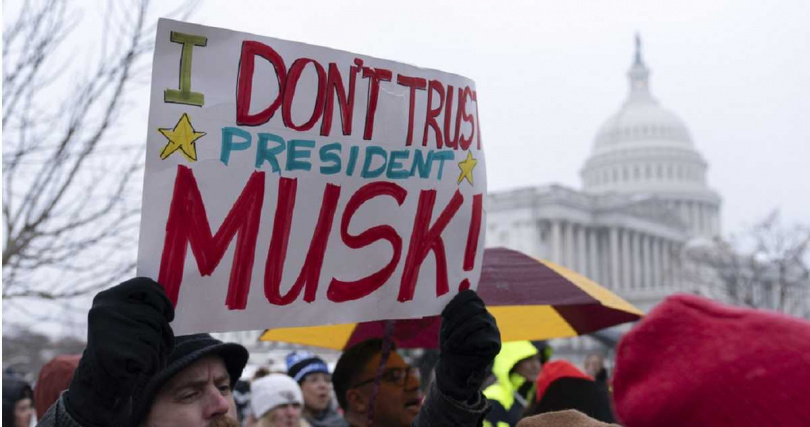 不少美國民眾對於馬斯克過度介入美國政府運作感到反彈。（圖／達志／美聯社）