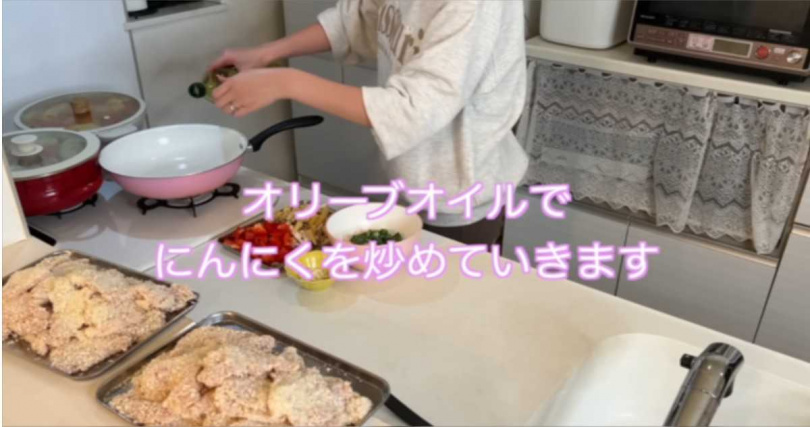 親密大家族的媽媽拍下料理過程。(圖/翻攝自YouTube)